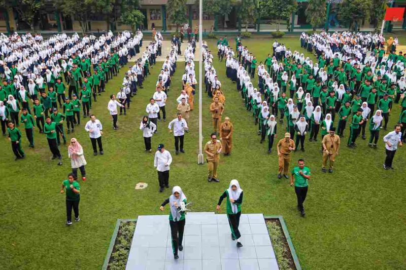 Mendikdasmen Abdul Mu’ti dan Rico Waas hadir di SMPN 1 Medan, mengajak siswa disiplin, berani bermimpi, belajar dari kegagalan, dan berprestasi.