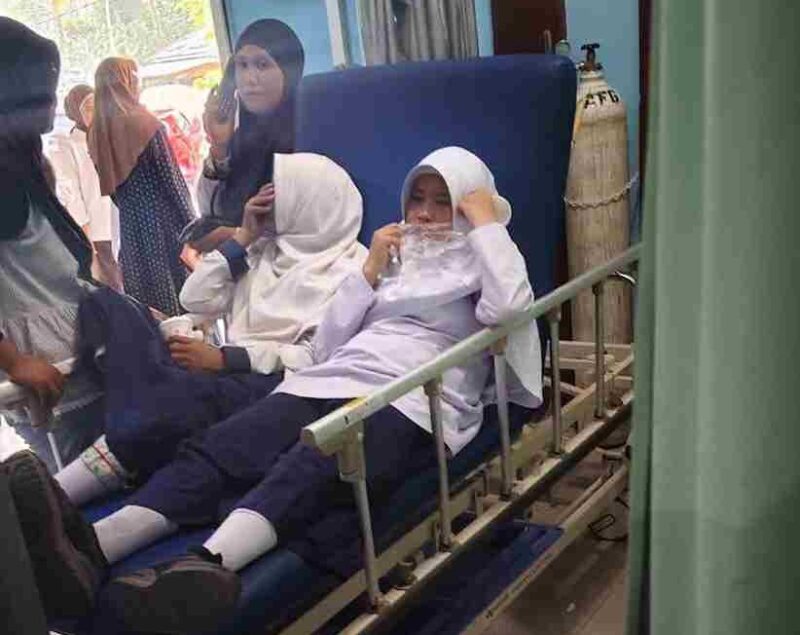 Siswi yang dibawa kerumah sakit untuk penanganan darurat.