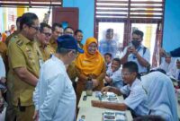 Rico Waas memastikan mebelair rusak di SMPN 16 Medan diganti tahun ini. Abdul Mu’ti meninjau MBG, IFP, dan ruang kelas pascabanjir.