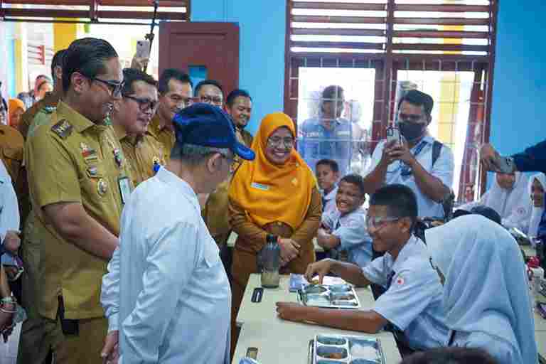 Rico Waas memastikan mebelair rusak di SMPN 16 Medan diganti tahun ini. Abdul Mu’ti meninjau MBG, IFP, dan ruang kelas pascabanjir.