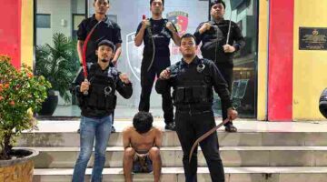 Tim Macan Polres Pelabuhan Belawan mengamankan seorang pemuda dan menyita empat celurit dalam patroli dini hari di kawasan Mabar, Medan Deli.