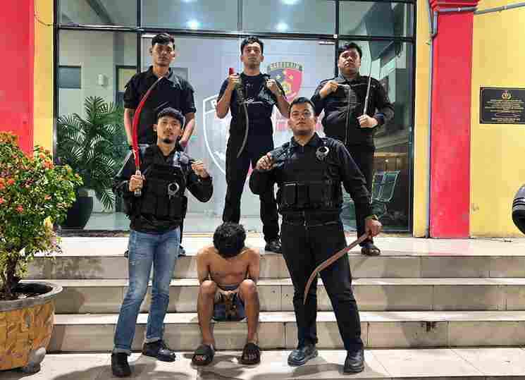 Tim Macan Polres Pelabuhan Belawan mengamankan seorang pemuda dan menyita empat celurit dalam patroli dini hari di kawasan Mabar, Medan Deli.