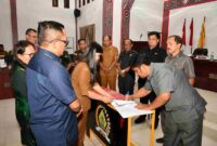 Bupati Samosir Vandiko T. Gultom bersama Ketua DPRD Kabupaten Samosir Nasip Simbolon melaksanaka penandatanganan Perubahan Kebijakan Umum Anggaran (P-KUA) dan Perubahan Prioritas Plafon Anggaran Sementara (P-PPAS) Tahun Anggaran 2026 dalam Rapat Paripurna DPRD Kabupaten Samosir, di Ruang Rapat DPRD Samosir, Senin (14/09/2026).