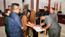 Bupati Samosir Vandiko T. Gultom bersama Ketua DPRD Kabupaten Samosir Nasip Simbolon melaksanaka penandatanganan Perubahan Kebijakan Umum Anggaran (P-KUA) dan Perubahan Prioritas Plafon Anggaran Sementara (P-PPAS) Tahun Anggaran 2026 dalam Rapat Paripurna DPRD Kabupaten Samosir, di Ruang Rapat DPRD Samosir, Senin (14/09/2026).
