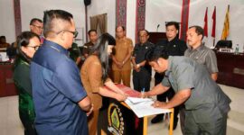 Bupati Samosir Vandiko T. Gultom bersama Ketua DPRD Kabupaten Samosir Nasip Simbolon melaksanaka penandatanganan Perubahan Kebijakan Umum Anggaran (P-KUA) dan Perubahan Prioritas Plafon Anggaran Sementara (P-PPAS) Tahun Anggaran 2026 dalam Rapat Paripurna DPRD Kabupaten Samosir, di Ruang Rapat DPRD Samosir, Senin (14/09/2026).