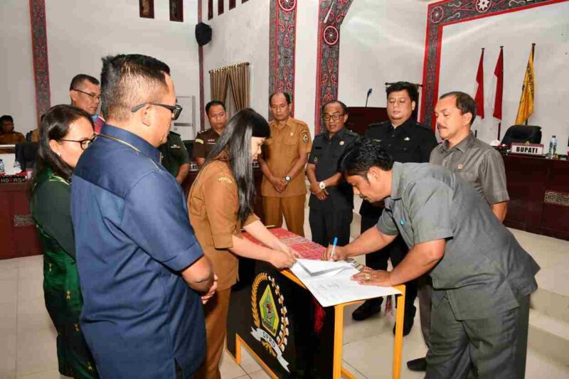 Bupati Samosir Vandiko T. Gultom bersama Ketua DPRD Kabupaten Samosir Nasip Simbolon melaksanaka penandatanganan Perubahan Kebijakan Umum Anggaran (P-KUA) dan Perubahan Prioritas Plafon Anggaran Sementara (P-PPAS) Tahun Anggaran 2026 dalam Rapat Paripurna DPRD Kabupaten Samosir, di Ruang Rapat DPRD Samosir, Senin (14/09/2026).