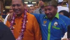 Ilustrasi Ketua DPD Ormas Kamtibmas Indonesia Kepri, Meidison Simamora saat bersama salah satu pejabat setempat.