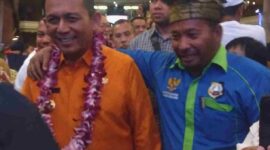 Ilustrasi Ketua DPD Ormas Kamtibmas Indonesia Kepri, Meidison Simamora saat bersama salah satu pejabat setempat.