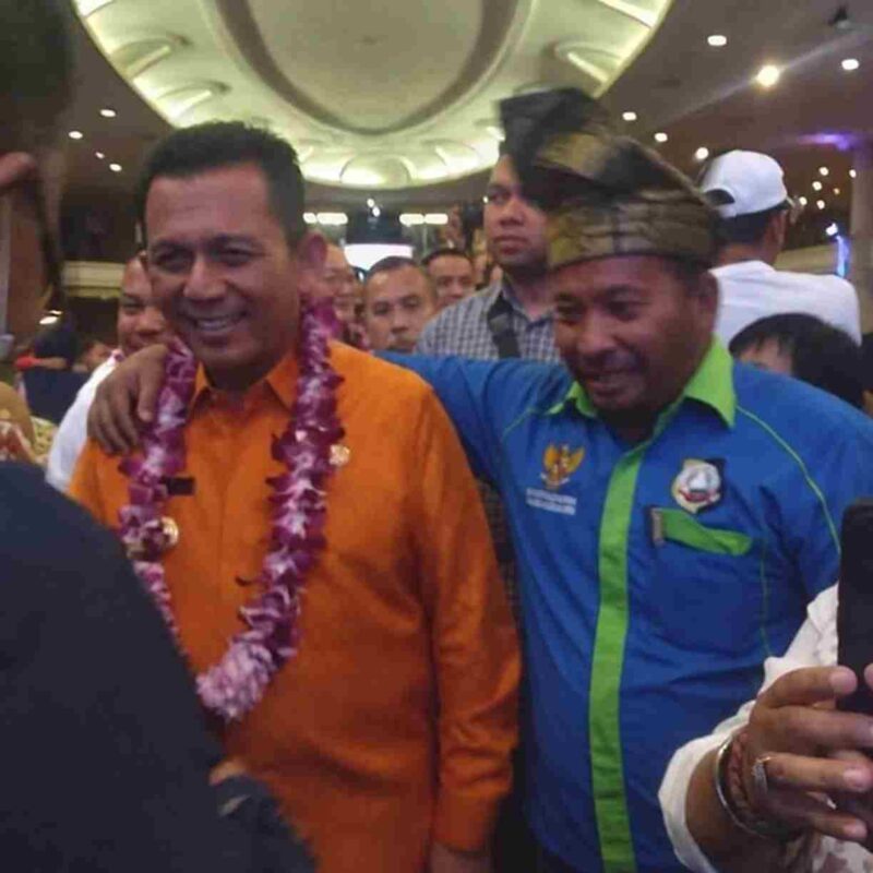 Ilustrasi Ketua DPD Ormas Kamtibmas Indonesia Kepri, Meidison Simamora saat bersama salah satu pejabat setempat.