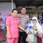 Kapolres Langkat AKBP Hannry P.H. Tambunan memberikan santunan kepada 30 anak yatim di Kuala sebagai bentuk kepedulian sosial Polri.