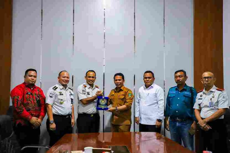 Sekretaris Daerah (Sekda) Junaedi Antonius Sitanggang, S.STP., M.Si., saat menerima rombongan Kantor Wilayah Direktorat Jenderal Pemasyarakatan Sumatera Utara (Kanwil Ditjenpas Sumut) di Balai Kota Pematangsiantar, Jalan Merdeka, Kelurahan Proklamasi, Kecamatan Siantar Barat, Selasa (15/9/2026) sore.