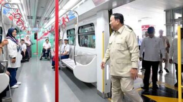 Presiden Prabowo Subianto menjajal LRT Jakarta dari Kelapa Gading ke Manggarai dalam waktu sekitar 28 menit dan melihat layanan transportasi publik.
