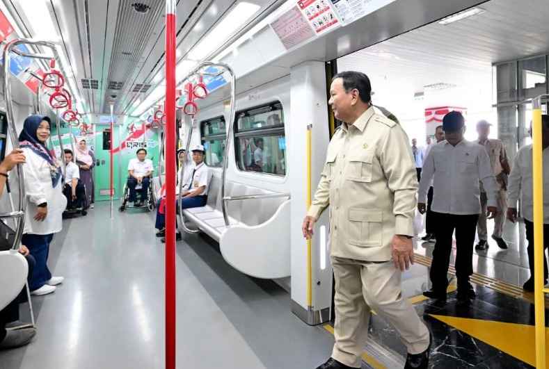 Presiden Prabowo Subianto menjajal LRT Jakarta dari Kelapa Gading ke Manggarai dalam waktu sekitar 28 menit dan melihat layanan transportasi publik.