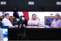 Rapat terbatas tersebut dipimpin Presiden Prabowo dari Istana Merdeka dengan didampingi Menteri Sekretaris Negara Prasetyo Hadi dan Sekretaris Kabinet Teddy Indra Wijaya.