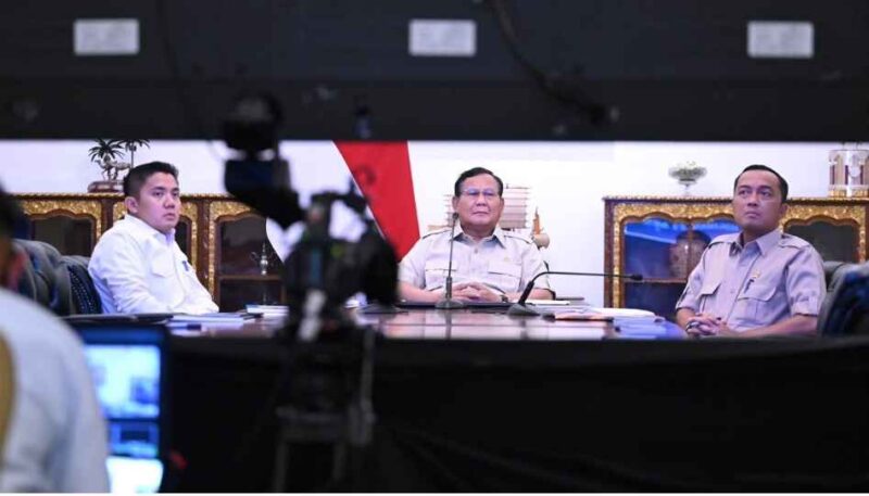Rapat terbatas tersebut dipimpin Presiden Prabowo dari Istana Merdeka dengan didampingi Menteri Sekretaris Negara Prasetyo Hadi dan Sekretaris Kabinet Teddy Indra Wijaya.