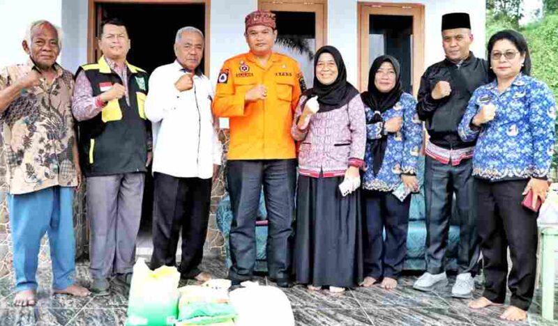Pemkab Simalungun menyalurkan bantuan bagi dua keluarga korban puting beliung di Karang Rejo.