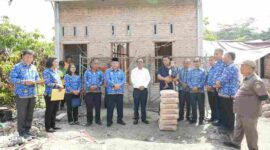 Pemkab Samosir menyerahkan bantuan bahan bangunan kepada korban kebakaran dan puting beliung untuk membantu proses perbaikan rumah yang terdampak bencana.