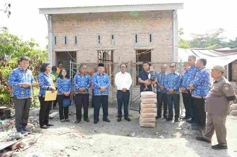 Pemkab Samosir menyerahkan bantuan bahan bangunan kepada korban kebakaran dan puting beliung untuk membantu proses perbaikan rumah yang terdampak bencana.