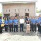 Pemkab Samosir menyerahkan bantuan bahan bangunan kepada korban kebakaran dan puting beliung untuk membantu proses perbaikan rumah yang terdampak bencana.