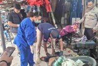 Pria 23 tahun ditemukan meninggal di belakang rumah warga di Marihat Bandar, Simalungun. INAFIS melakukan olah TKP dan visum luar.