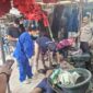 Pria 23 tahun ditemukan meninggal di belakang rumah warga di Marihat Bandar, Simalungun. INAFIS melakukan olah TKP dan visum luar.
