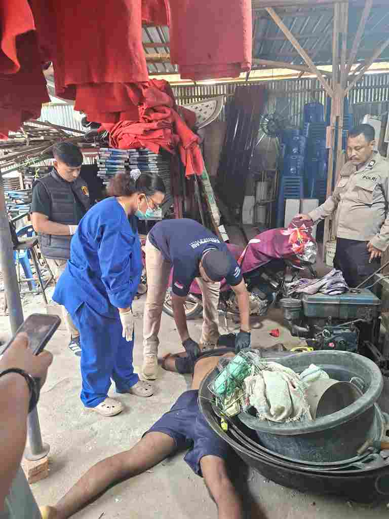 Pria 23 tahun ditemukan meninggal di belakang rumah warga di Marihat Bandar, Simalungun. INAFIS melakukan olah TKP dan visum luar.