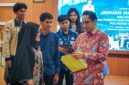 Rico saat menjamu peserta Musyawarah Nasional (Munas) Forum Komunikasi Mahasiswa Politeknik se-Indonesia (FKMPI) XXVII di Pendopo Rumah Dinas Wali Kota Medan, Kamis (17/9/2026) malam.