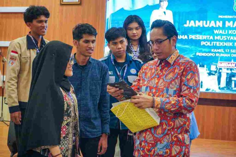 Rico saat menjamu peserta Musyawarah Nasional (Munas) Forum Komunikasi Mahasiswa Politeknik se-Indonesia (FKMPI) XXVII di Pendopo Rumah Dinas Wali Kota Medan, Kamis (17/9/2026) malam.
