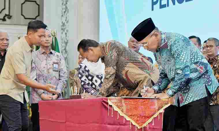 Bupati Simalungun Anton Achmad Saragih teken komitmen pencegahan korupsi bersama kepala daerah dan DPRD se-Sumut, fokus perencanaan hingga PBJ.