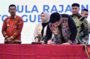 Bupati Samosir Vandiko Timotius Gultom teken komitmen bersama KPK untuk memperkuat pencegahan korupsi dan tata kelola pemerintahan di Sumut.