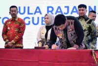 Bupati Samosir Vandiko Timotius Gultom teken komitmen bersama KPK untuk memperkuat pencegahan korupsi dan tata kelola pemerintahan di Sumut.