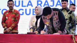 Bupati Samosir Vandiko Timotius Gultom teken komitmen bersama KPK untuk memperkuat pencegahan korupsi dan tata kelola pemerintahan di Sumut.