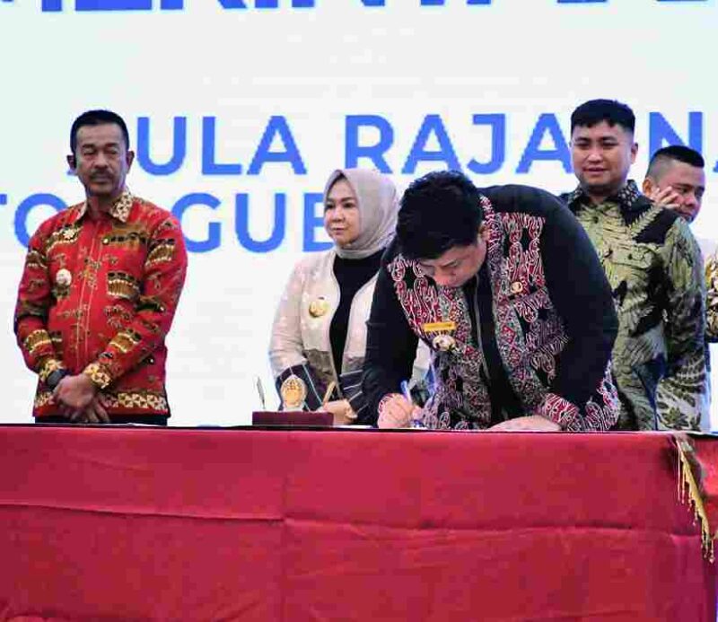 Bupati Samosir Vandiko Timotius Gultom teken komitmen bersama KPK untuk memperkuat pencegahan korupsi dan tata kelola pemerintahan di Sumut.