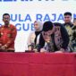 Bupati Samosir Vandiko Timotius Gultom teken komitmen bersama KPK untuk memperkuat pencegahan korupsi dan tata kelola pemerintahan di Sumut.