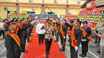 AKBP Sah Udur Sitinjak dalam Prosesi Pisah Jabatan di Polres Pematangsiantar. 