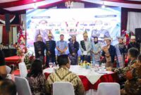 Wesly Silalahi melepas AKBP Sah Udur dan menyambut AKBP Dhana Noer Kurniawan sebagai Kapolres Pematangsiantar dalam acara pisah sambut di Rumah Dinas Wali Kota, Jalan M.H. Sitorus, Kelurahan Teladan, Kecamatan Siantar Barat, Kamis (17/9/2026) malam.