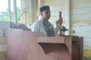 : Camat Idi Tunong Adnan menyosialisasikan surat Bupati Aceh Timur melalui mimbar Jumat di Masjid Seuneubok Buya kepada masyarakat.