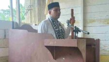 : Camat Idi Tunong Adnan menyosialisasikan surat Bupati Aceh Timur melalui mimbar Jumat di Masjid Seuneubok Buya kepada masyarakat.