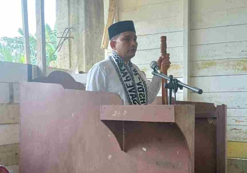 : Camat Idi Tunong Adnan menyosialisasikan surat Bupati Aceh Timur melalui mimbar Jumat di Masjid Seuneubok Buya kepada masyarakat.