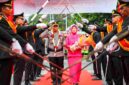AKBP Dhana Noer Kurniawan resmi memimpin Polres Pematangsiantar menggantikan AKBP Sah Udur dalam prosesi Farewell Parade dan Tradisi Pedang Pora di Mapolres Pematangsiantar, Jalan Sudirman, Kota Pematangsiantar, Jumat (18/9/2026).
