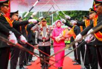 AKBP Dhana Noer Kurniawan resmi memimpin Polres Pematangsiantar menggantikan AKBP Sah Udur dalam prosesi Farewell Parade dan Tradisi Pedang Pora di Mapolres Pematangsiantar, Jalan Sudirman, Kota Pematangsiantar, Jumat (18/9/2026).