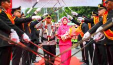 AKBP Dhana Noer Kurniawan resmi memimpin Polres Pematangsiantar menggantikan AKBP Sah Udur dalam prosesi Farewell Parade dan Tradisi Pedang Pora di Mapolres Pematangsiantar, Jalan Sudirman, Kota Pematangsiantar, Jumat (18/9/2026).