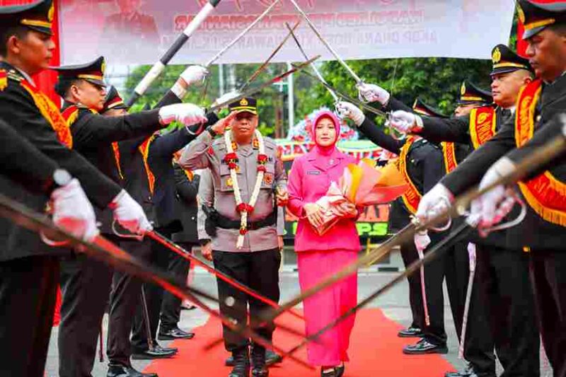 AKBP Dhana Noer Kurniawan resmi memimpin Polres Pematangsiantar menggantikan AKBP Sah Udur dalam prosesi Farewell Parade dan Tradisi Pedang Pora di Mapolres Pematangsiantar, Jalan Sudirman, Kota Pematangsiantar, Jumat (18/9/2026).