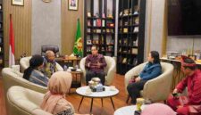Rico saat menerima audiensi jajaran Mercy Corps Indonesia di Rumah Dinas Wali Kota Medan, Jumat (18/9/2026).