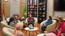 Rico saat menerima audiensi jajaran Mercy Corps Indonesia di Rumah Dinas Wali Kota Medan, Jumat (18/9/2026).