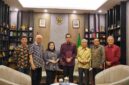 Rico saat menerima audiensi keluarga besar SM Amin Nasution bersama sejumlah sejarawan di Rumah Dinas Wali Kota Medan, Jumat (18/9/2026)