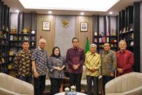 Rico saat menerima audiensi keluarga besar SM Amin Nasution bersama sejumlah sejarawan di Rumah Dinas Wali Kota Medan, Jumat (18/9/2026)