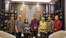 Rico saat menerima audiensi keluarga besar SM Amin Nasution bersama sejumlah sejarawan di Rumah Dinas Wali Kota Medan, Jumat (18/9/2026)