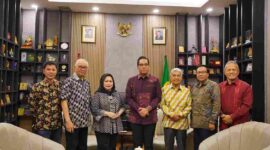 Rico saat menerima audiensi keluarga besar SM Amin Nasution bersama sejumlah sejarawan di Rumah Dinas Wali Kota Medan, Jumat (18/9/2026)