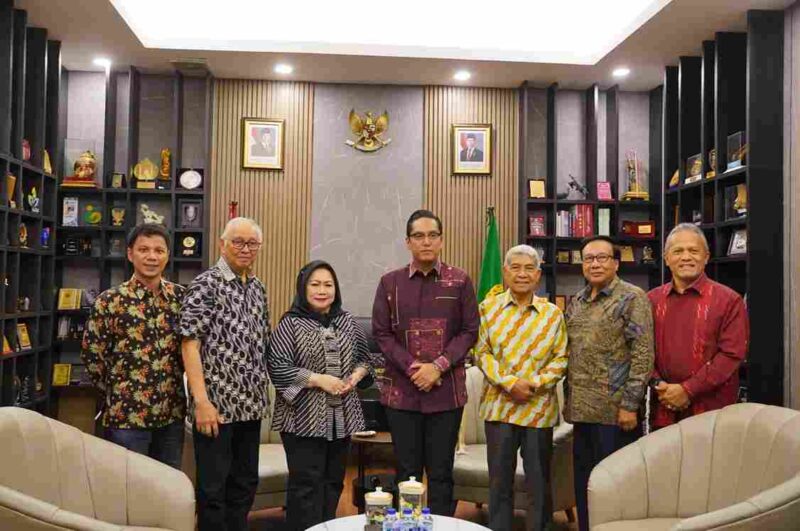 Rico saat menerima audiensi keluarga besar SM Amin Nasution bersama sejumlah sejarawan di Rumah Dinas Wali Kota Medan, Jumat (18/9/2026)